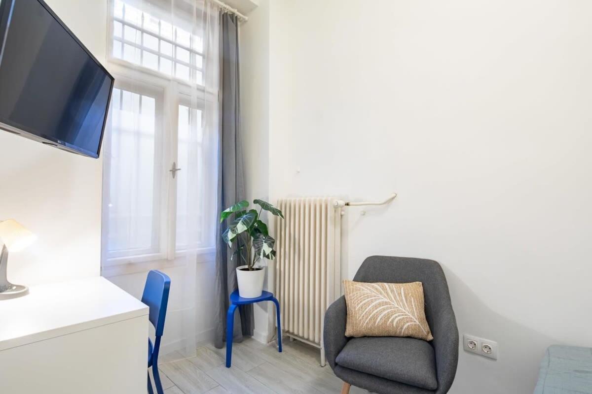 Central Room For Solo Traveller Budapest Bagian luar foto